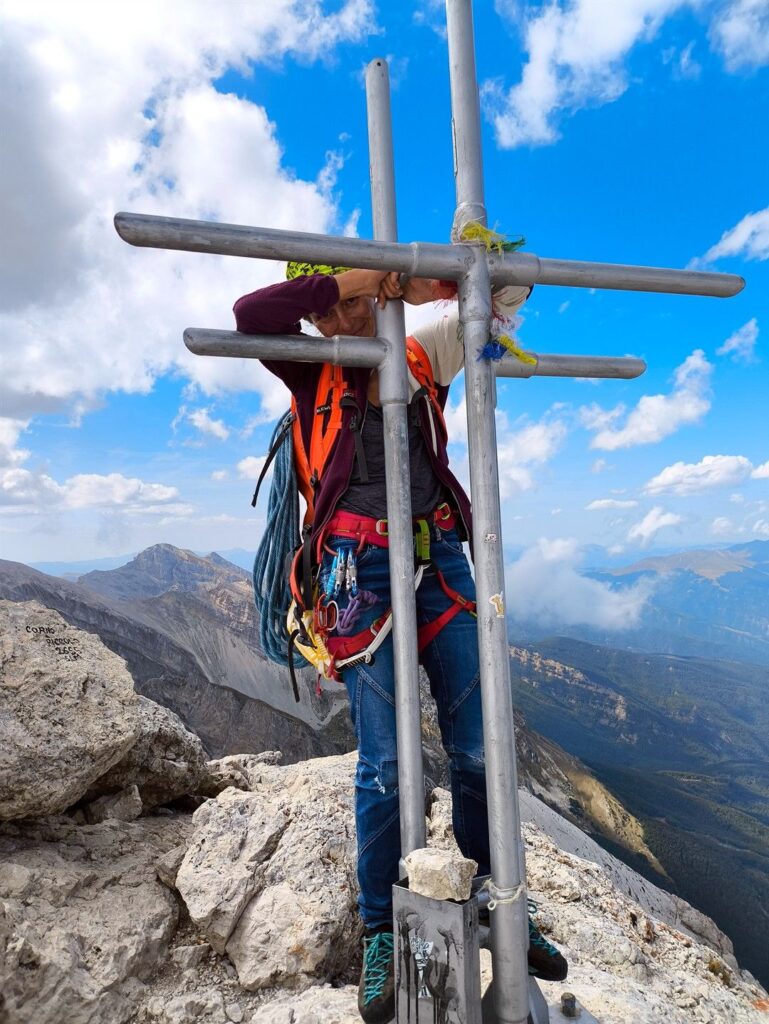Erica gioca con la croce sostituita nell'ottobre del 2019