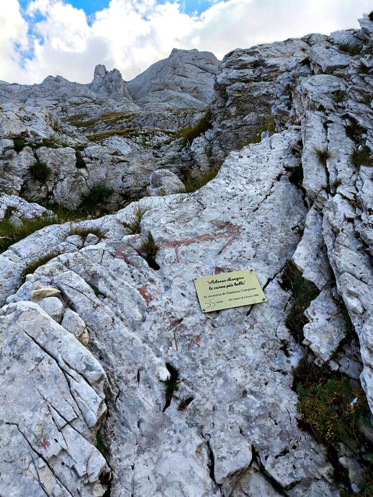 questa &egrave; la targa che si incontra all'imbocco del nostro canale di discesa (Normale da Nord) lungo il sentiero Ventricini