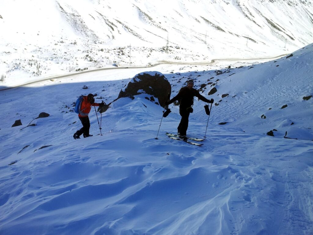 Già nella prima parte della gita, troviamo neve piuttosto dura che in alcuni punti si rivela insidiosa per le pelli. Ma senza troppe rogne. Qui il Gallo e il Niggah verso la fine del primo muro. Già nella prima parte della gita, troviamo neve piuttosto dura che in alcuni punti si rivela insidiosa per le pelli. Ma senza troppe rogne. Qui il Gallo e il Niggah verso la fine del primo muro.