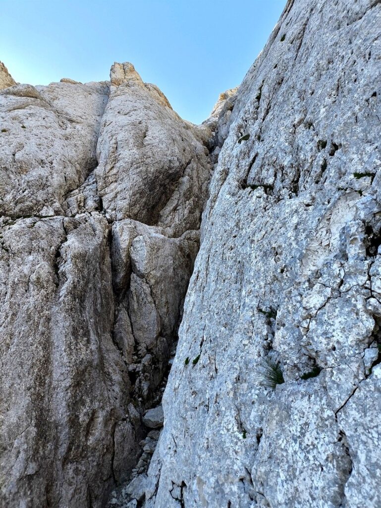 qui siamo praticamente all'attacco della via e stiamo guardando verso il termine del Canale Sivitilli (che rimane alla nostra sinistra)