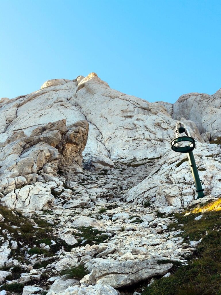 di fronte a noi il canale fessurato della Iskra e poco sotto l'esploditore per valanghe che pu&ograve; servire da riferimento