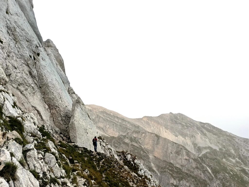 costeggiando la parete finalmente si percepisce il masso/lama staccata verso cui bisogna dirigersi