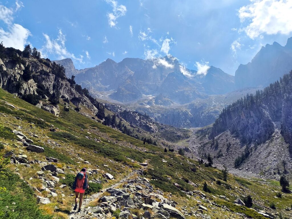 il sentiero è comodo e ben segnato: da qui si vede già la catena dell'Argentera il sentiero è comodo e ben segnato: da qui si vede già la catena dell'Argentera
