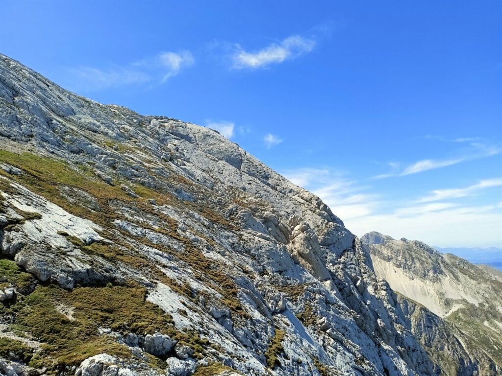 vista della nostra parete dalla cima del Pilastro di Paoletto: sembra un piano cartesiano obliquo, con due grandi fessure sull'asse delle x e delle y