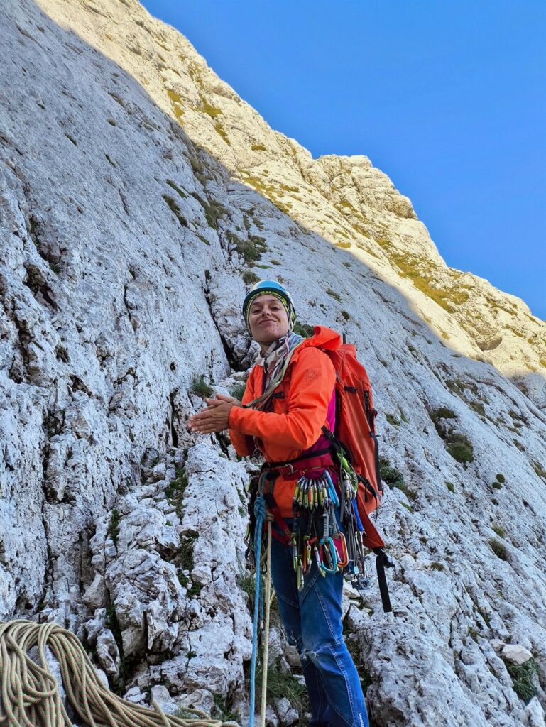 all'attacco! Erica si sfrega le mani... pi&ugrave; che altro per il freddo!