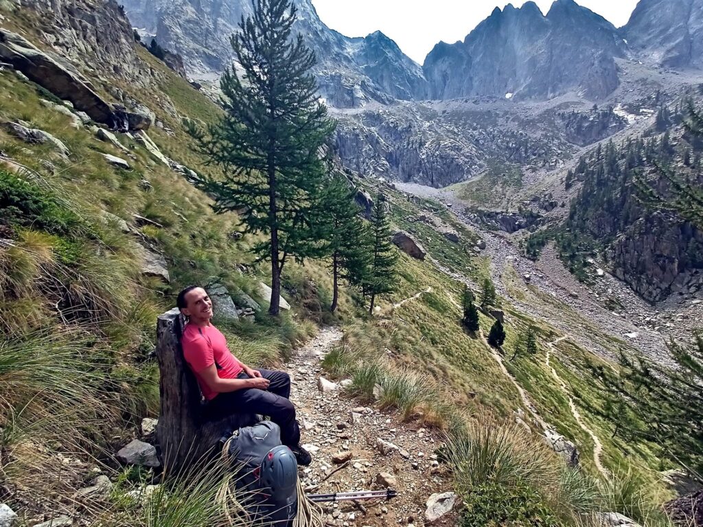 lungo il sentiero qualcuno ha intagliato vecchi tronchi a mo' di sedili lungo il sentiero qualcuno ha intagliato vecchi tronchi a mo' di sedili