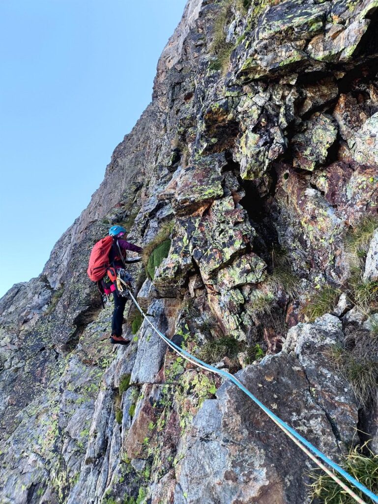 secondo tiro, si traversa a sinistra e poi per roccette e erba fino alla sosta