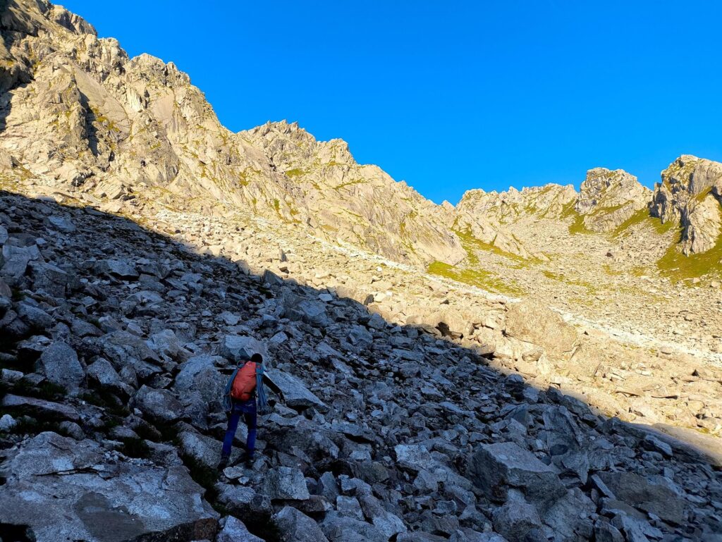 Abbandonato il sentiero che porta al passo della Nona, si attraversa il ghiaione senza percorso obbligato fino alla parete Abbandonato il sentiero che porta al passo della Nona, si attraversa il ghiaione senza percorso obbligato fino alla parete