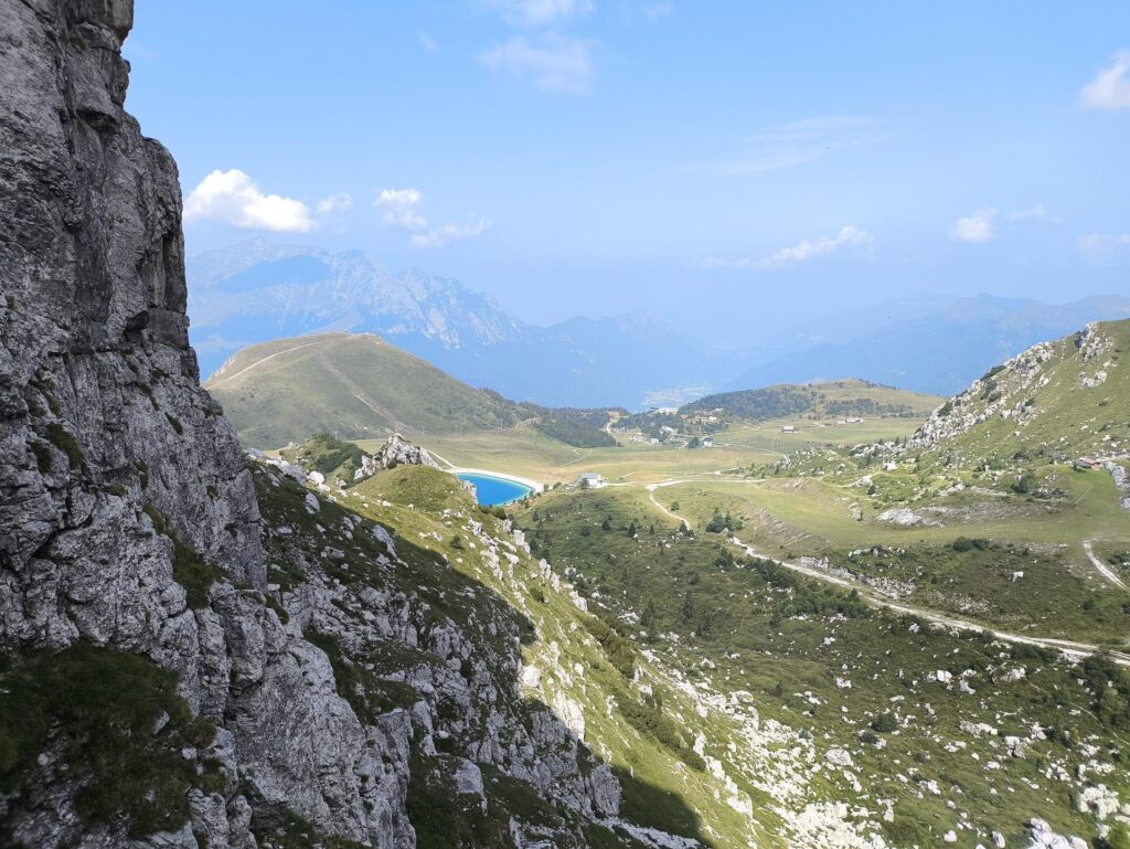 un bello scorcio guardando verso il Rifugio Lecco, dove c'è già gente bella gonfia che canta a squarciagola un bello scorcio guardando verso il Rifugio Lecco, dove c'è già gente bella gonfia che canta a squarciagola