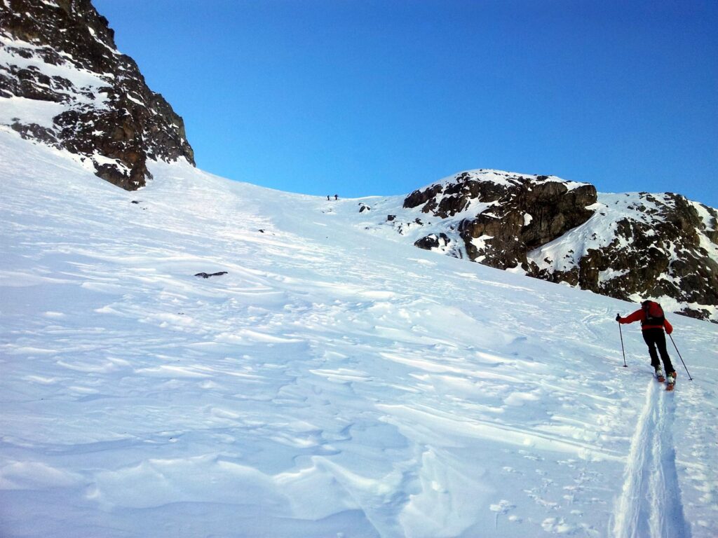 Attacchiamo il secondo muro, che da qui non sembra....ma pende un bel po' e tra l'altro nella parte alta ha la neve molto dura e difficile da scalfire. Il traverso finale creerà casini a tutti quanti Attacchiamo il secondo muro, che da qui non sembra....ma pende un bel po' e tra l'altro nella parte alta ha la neve molto dura e difficile da scalfire. Il traverso finale creerà casini a tutti quanti