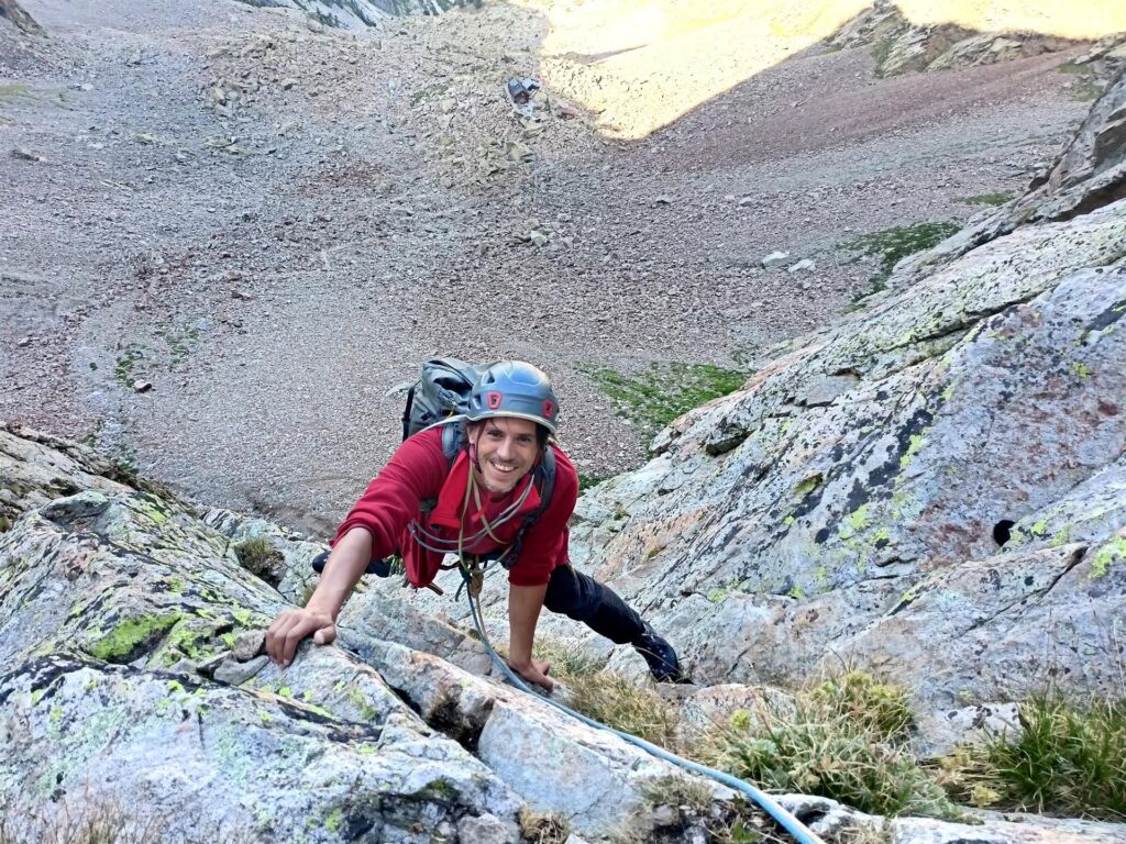 Gabri sul terzo tiro, dietro di lui il Rifugio Bozano Gabri sul terzo tiro, dietro di lui il Rifugio Bozano