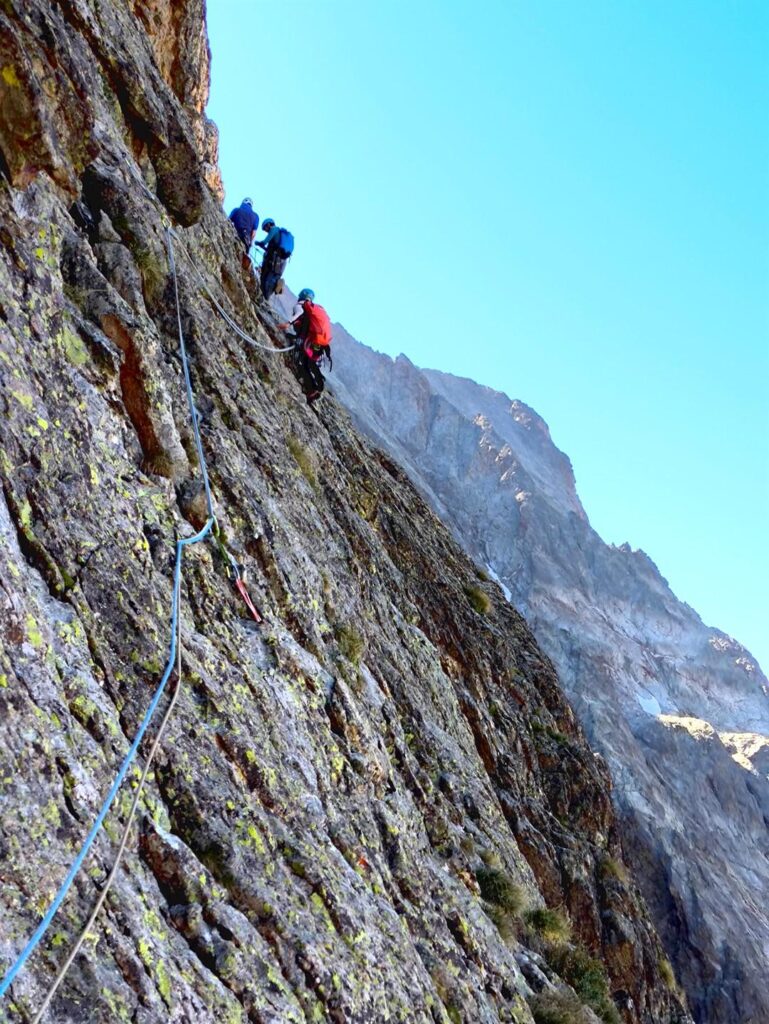 Erica fa la seconda parte di traverso, arrivando alla sosta in corrispondenza della vena di quarzo