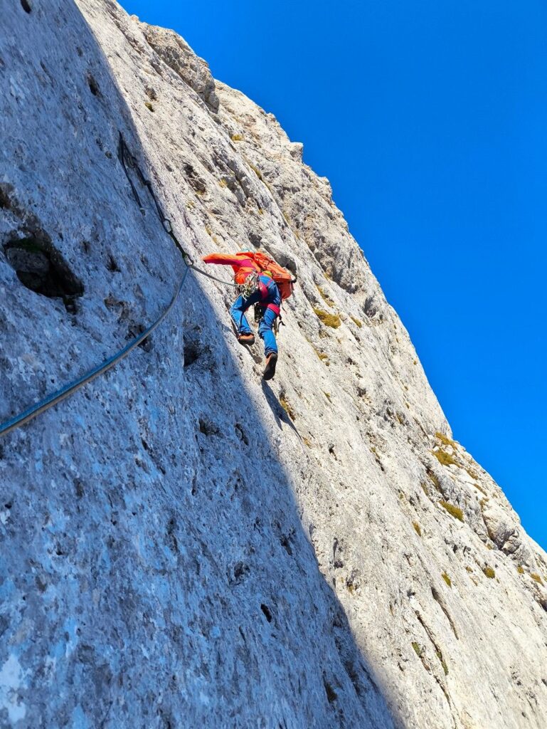 comincia una lunga progressione su placca, prima verso destra ma non troppo a destra, dove invece si trova la via Concetto di Bistecca