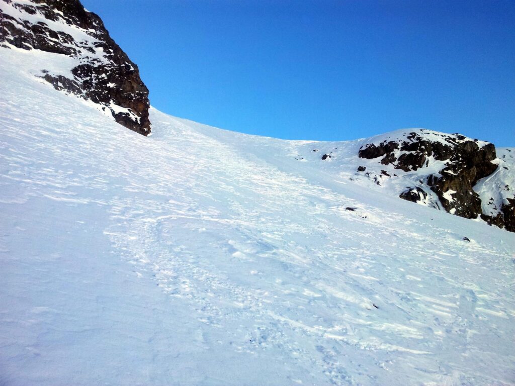 intravediamo la sella che dobbiamo raggiungere e iniziamo a capire che in alto non sarà semplice intravediamo la sella che dobbiamo raggiungere e iniziamo a capire che in alto non sarà semplice