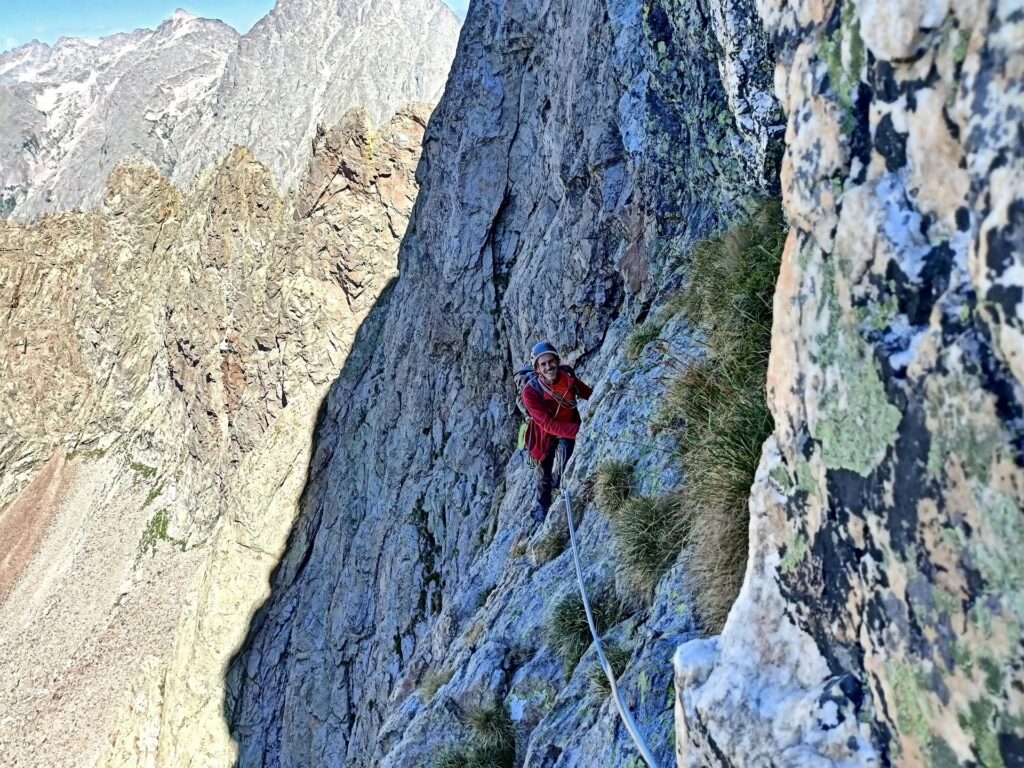 a destra primissimo piano della vena di quarzo, e Gabri che sta per arrivare in sosta