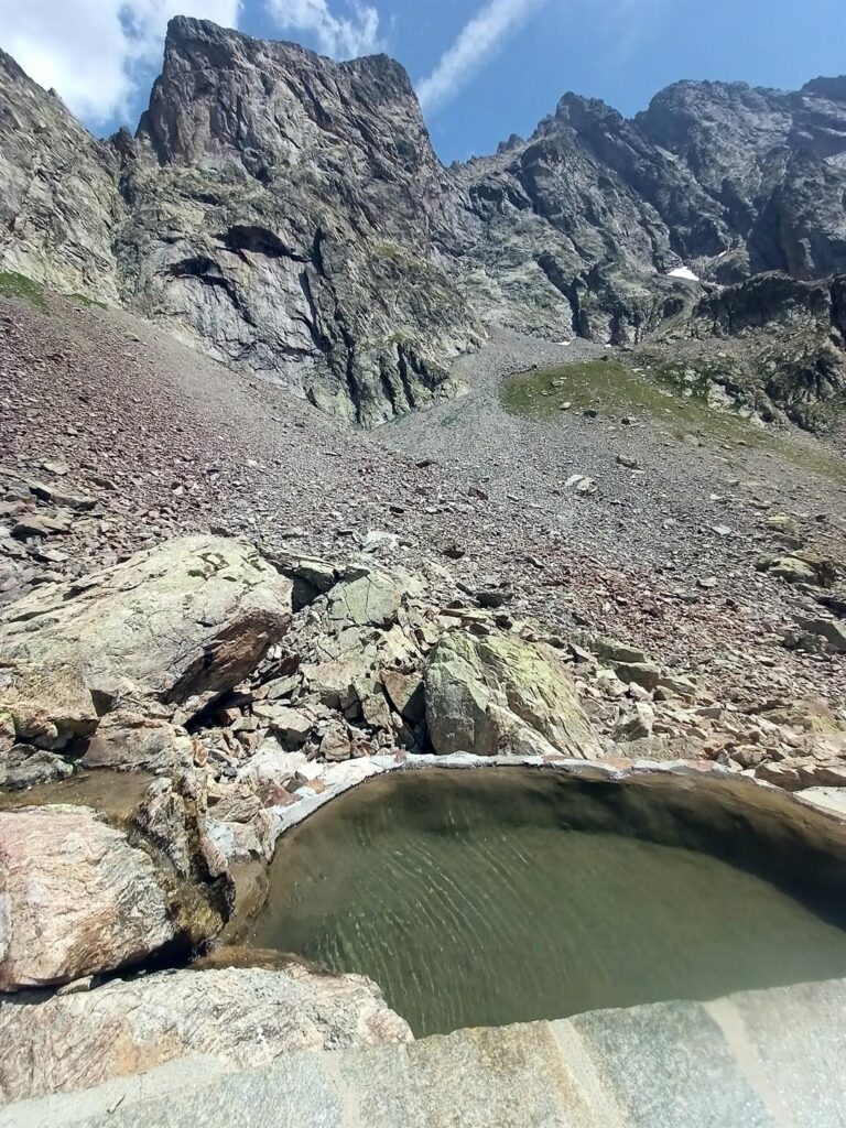 l'onsen freddo sulla terrazza del rifugio l'onsen freddo sulla terrazza del rifugio