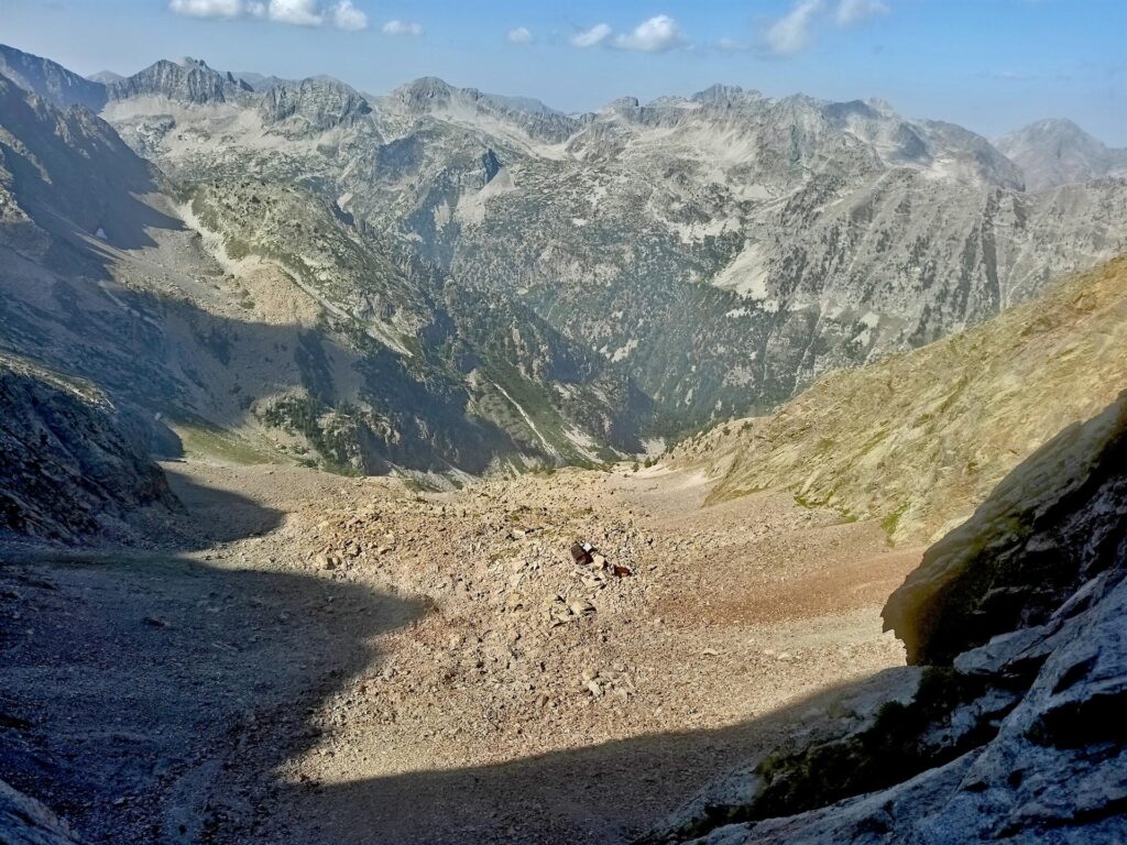 il Rifugio Bozano nella sua conca pietrosa il Rifugio Bozano nella sua conca pietrosa