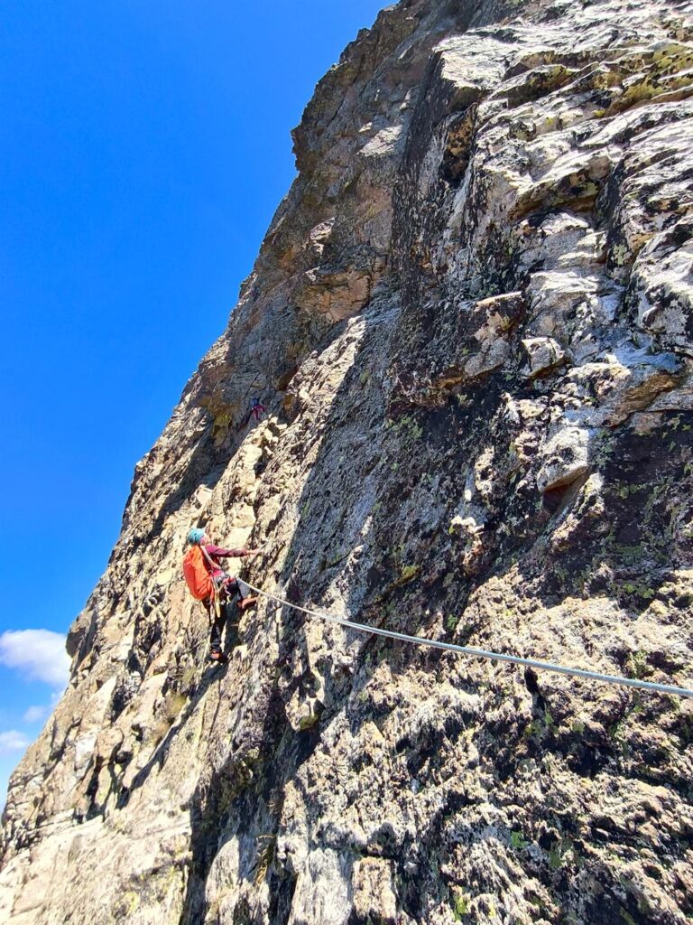rimontata verso destra la vena di quarzo, superato un breve caminetto, si traversa in placca verso sinistra