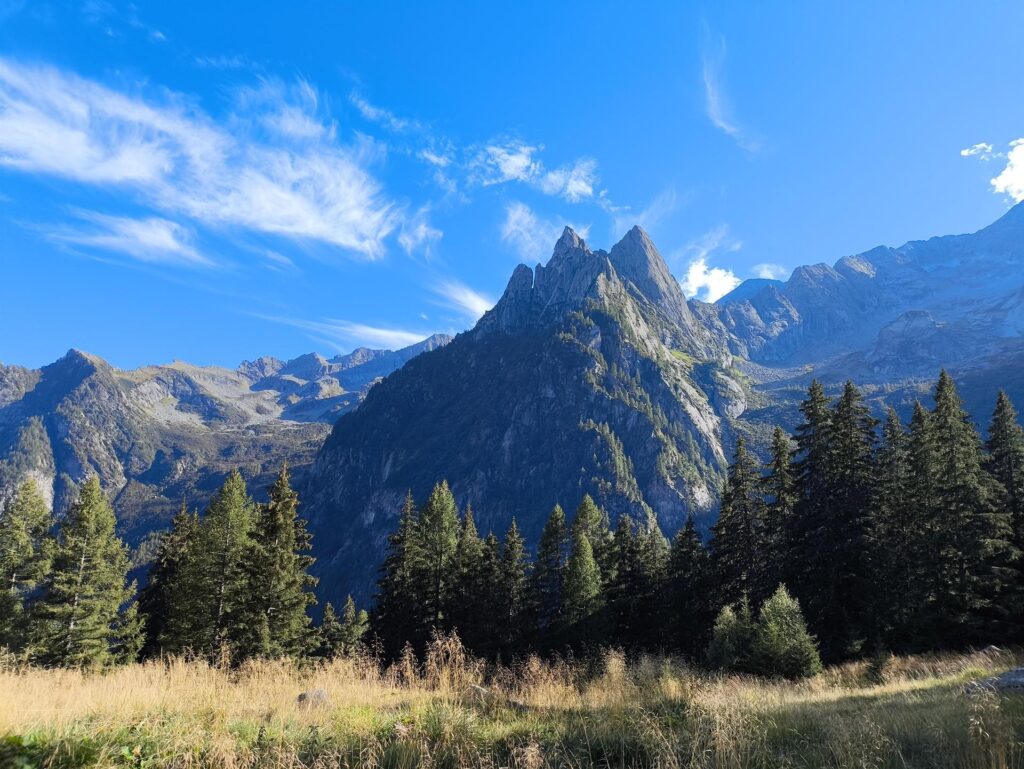 La bella vista con la valle della Merdarola a Sinistra, Punta Medaccio e Punta Fiorelli e la valle dell'Oro a destra