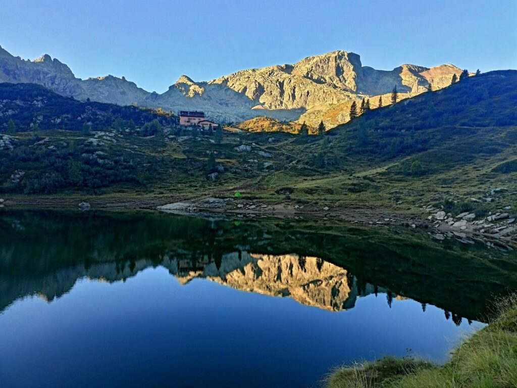 il Rifugio Calvi si specchia nelle acque immobili del Lago Rotondo il Rifugio Calvi si specchia nelle acque immobili del Lago Rotondo