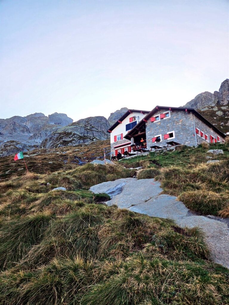 Ecco il Rifugio Omio visto da Andre che se l'&egrave; presa con calma :P