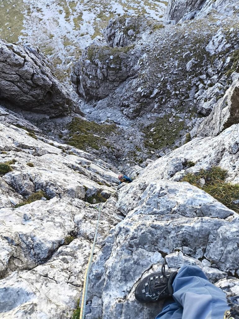 Andrea alle prese con lo strapiombino del secondo tiro e la bella vista verso valle