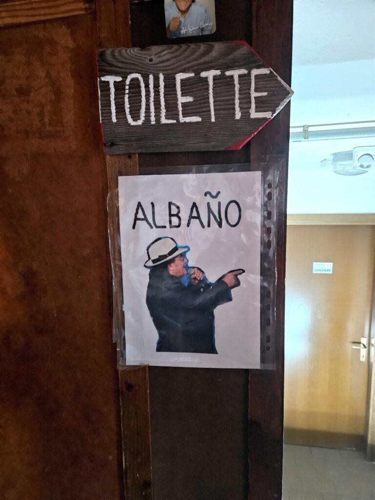 Qui all'Omio non si fa certo fatica ad individuare dove si trova il bagno :P