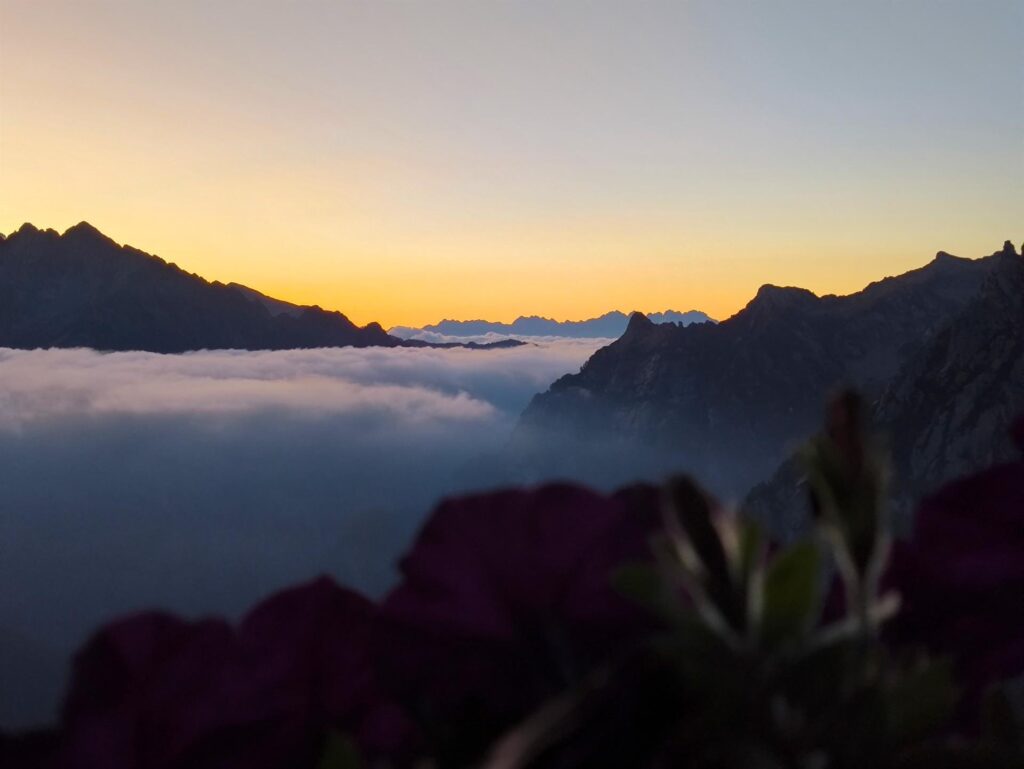 Tramonto guardando verso le Orobie che fanno da sfondo