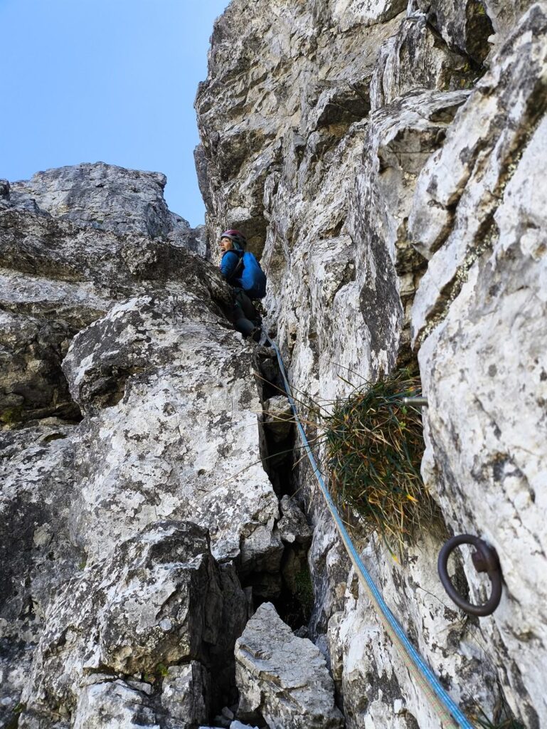 Andrea supera il muretto del terzo tiro prima di spostarsi a sinistra su cengia verso la parete del chiave