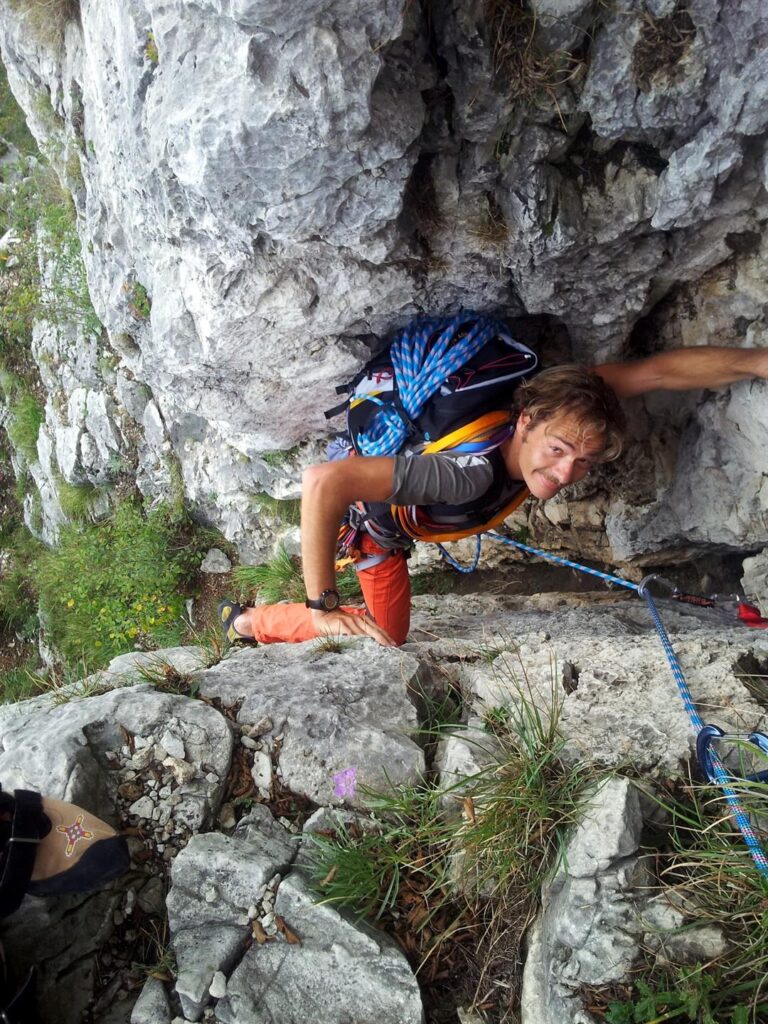 Luca impegnato nel caminetto