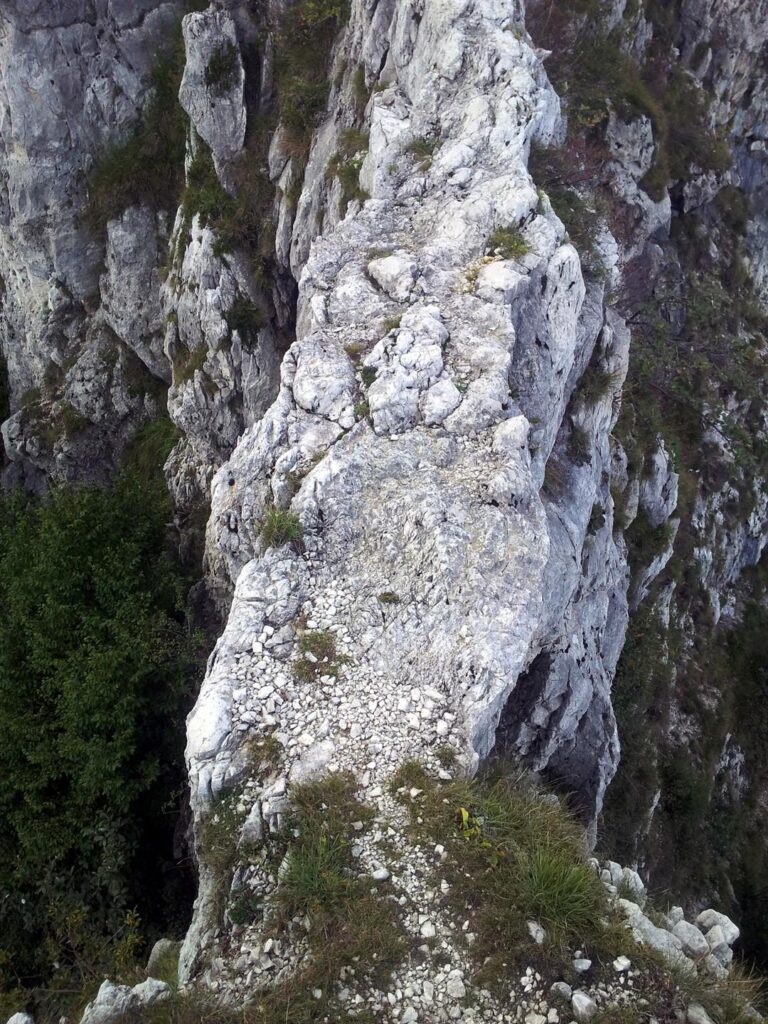 manca giusto da attraversare questo simpatico punto con strapiombo a destra e sinistra e cresta che si stringe sul finale.