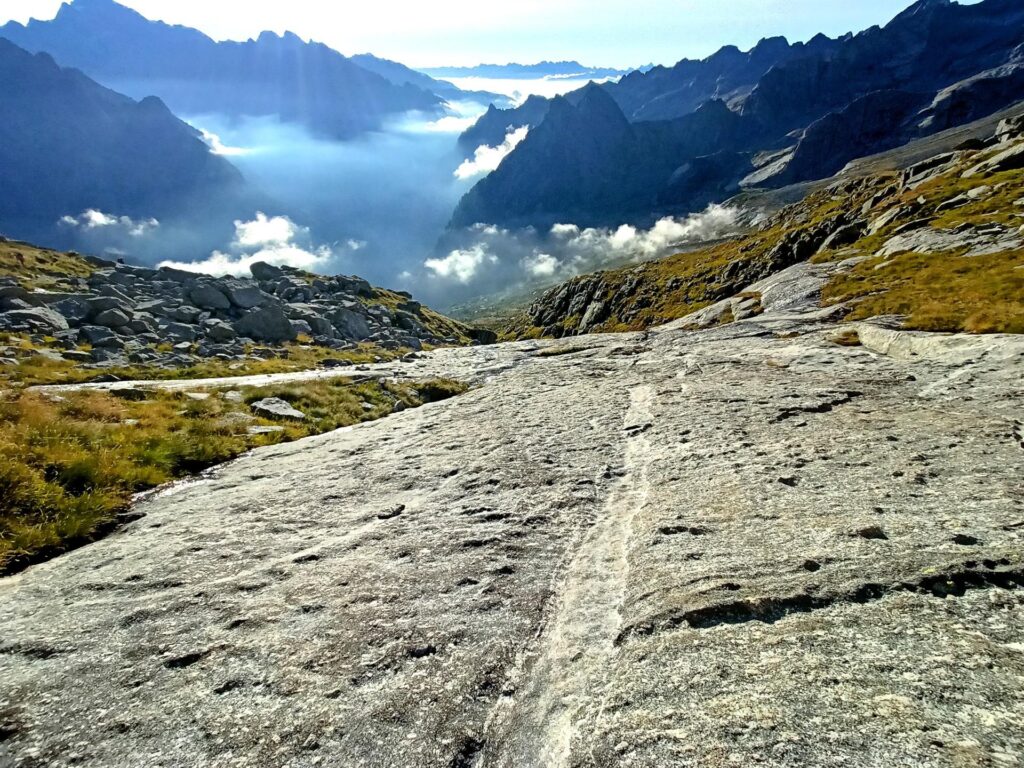 Lungo il sentiero si attraversa questa placca e si inizia a capire che la qualit&agrave; della roccia sar&agrave; notevole!