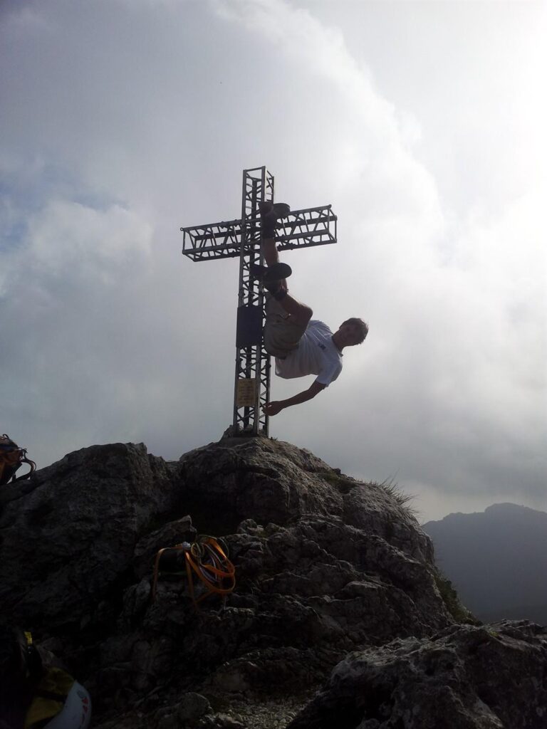 Eccoci in cima! Immancabile la foto pagliaccia con la croce