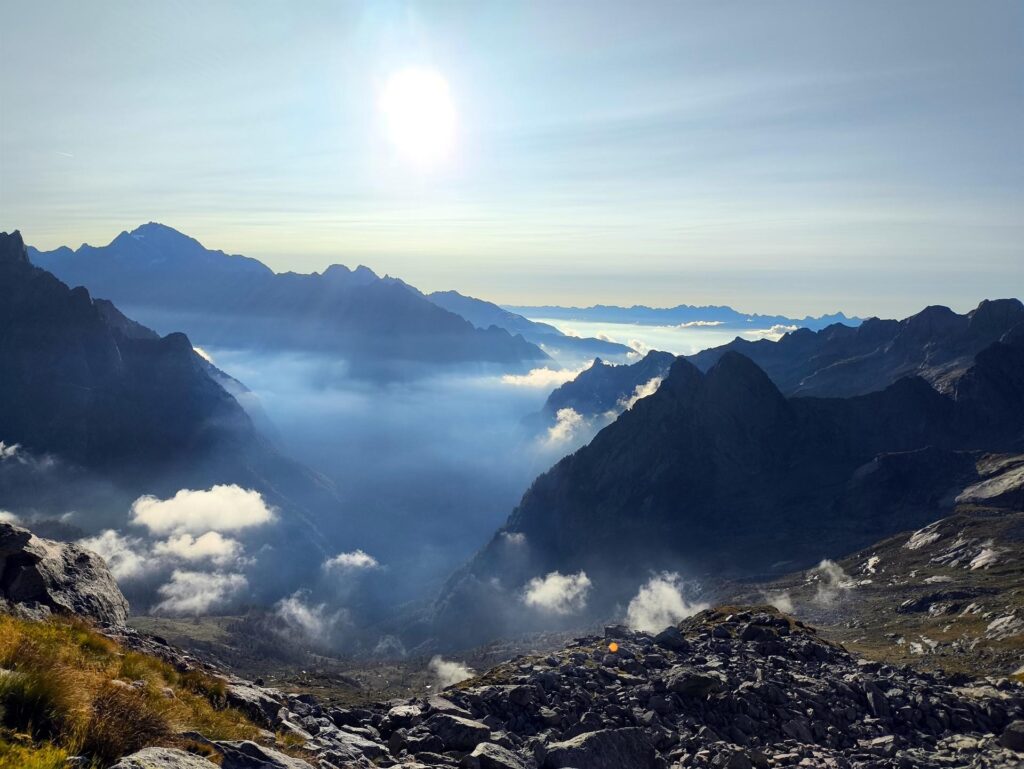 Ultimo sguardo verso valle con le nuvole che iniziano a diradarsi mano a mano che il sole si alza in cielo