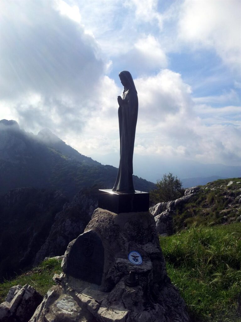 La madonna mi osserva e prega che non mi parta un piede mentre faccio il pagliaccio sulla croce senza sicura...