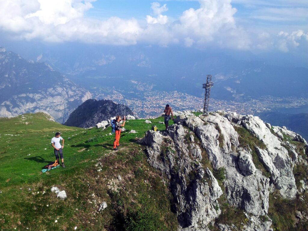 Ecco i baldi giovani in cima!