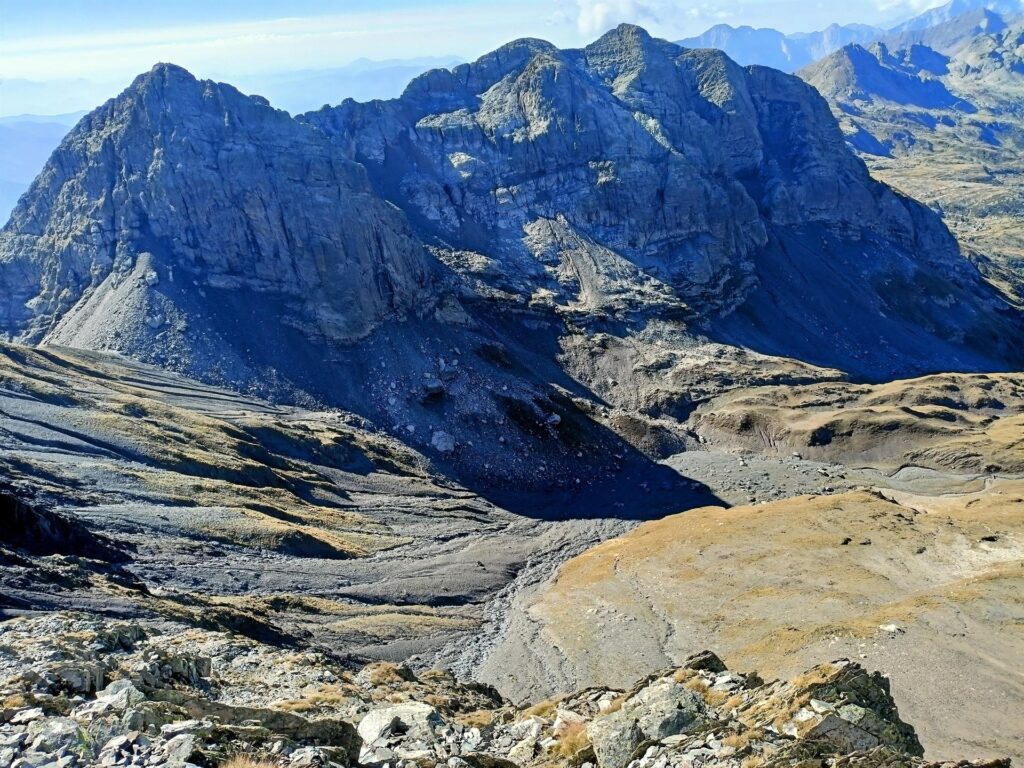 la valle sotto di noi, deserta, a parte gli stambecchi ovviamente la valle sotto di noi, deserta, a parte gli stambecchi ovviamente