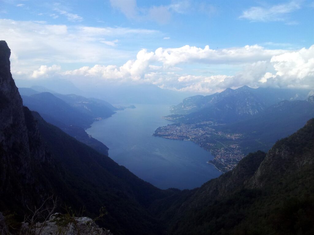 Vista del versante opposto da poco sotto la cima
