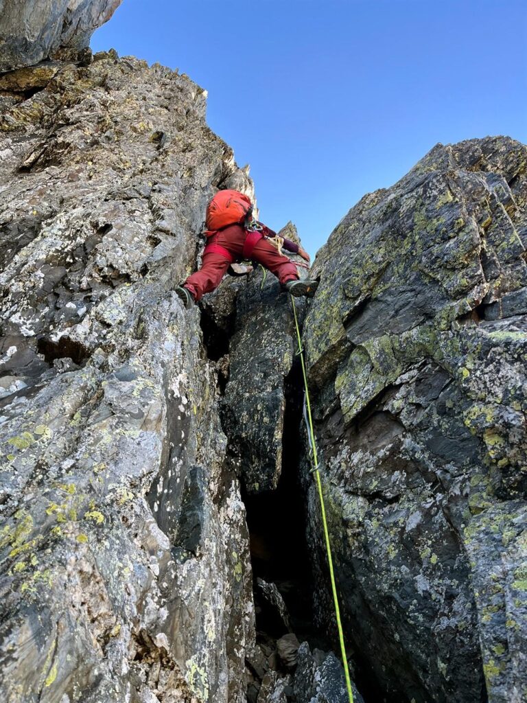 Erica nel camino che abbiamo scelto per risalire sul gendarme: sarà quello giusto? Boh! Erica nel camino che abbiamo scelto per risalire sul gendarme: sarà quello giusto? Boh!