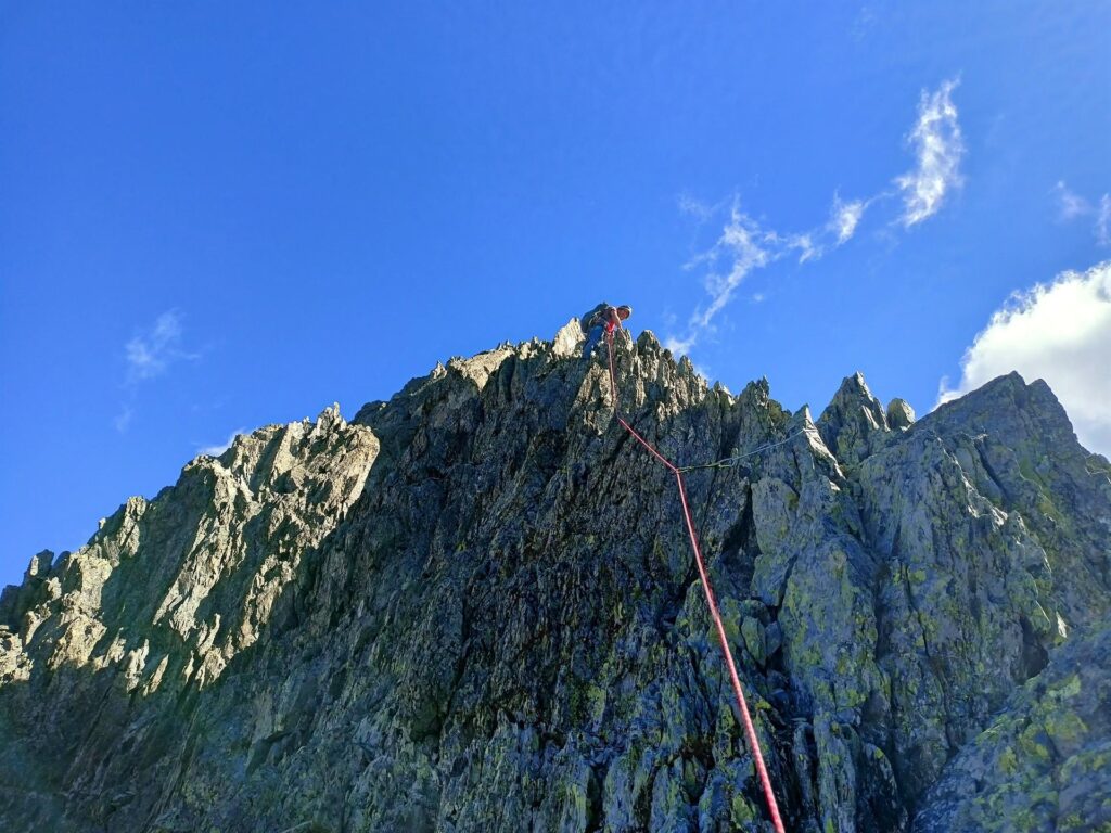 poi si prosegue sempre sul filo di cresta poi si prosegue sempre sul filo di cresta