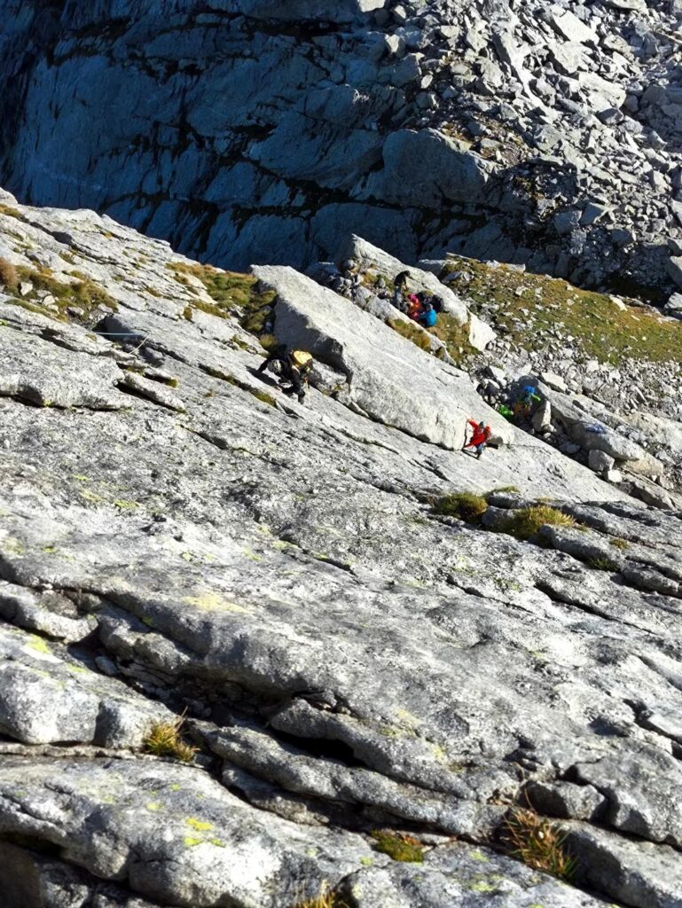 Vista dall'alto del primo tiro con Andre che attacca la parte di placca ed Erica impegnata sulla dulfer