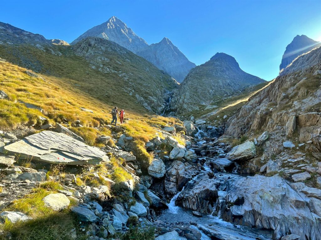 il primo sole bacia le pendici delle montagne... e fa anche piacere! il primo sole bacia le pendici delle montagne... e fa anche piacere!