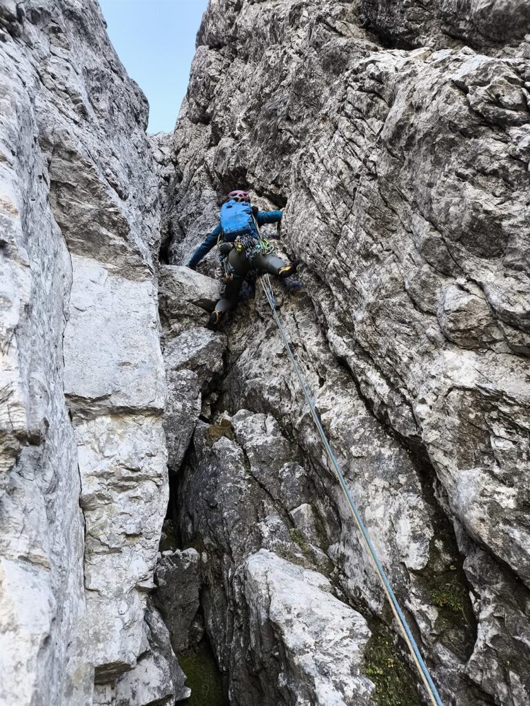Andrea sul primo tiro della variante dei Bergamaschi, prima di entrare nella grotta alla sua sinistra