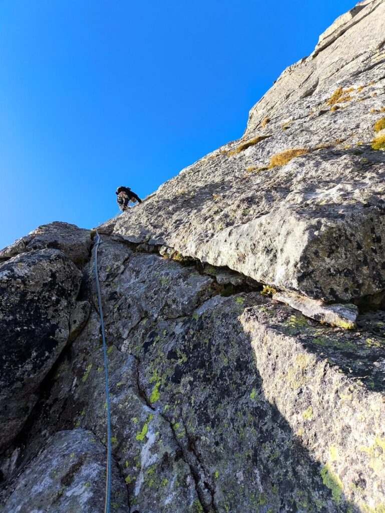 si continua poi lungamente per belle placche fino a raggiungere la sosta