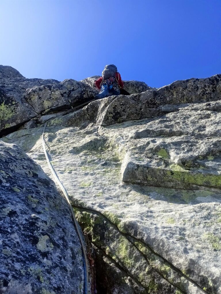 Superato il passettino iniziale, si raggiunge pi&ugrave; facilmente la cresta e si ritorna sulla via originale senza patemi fino in cima