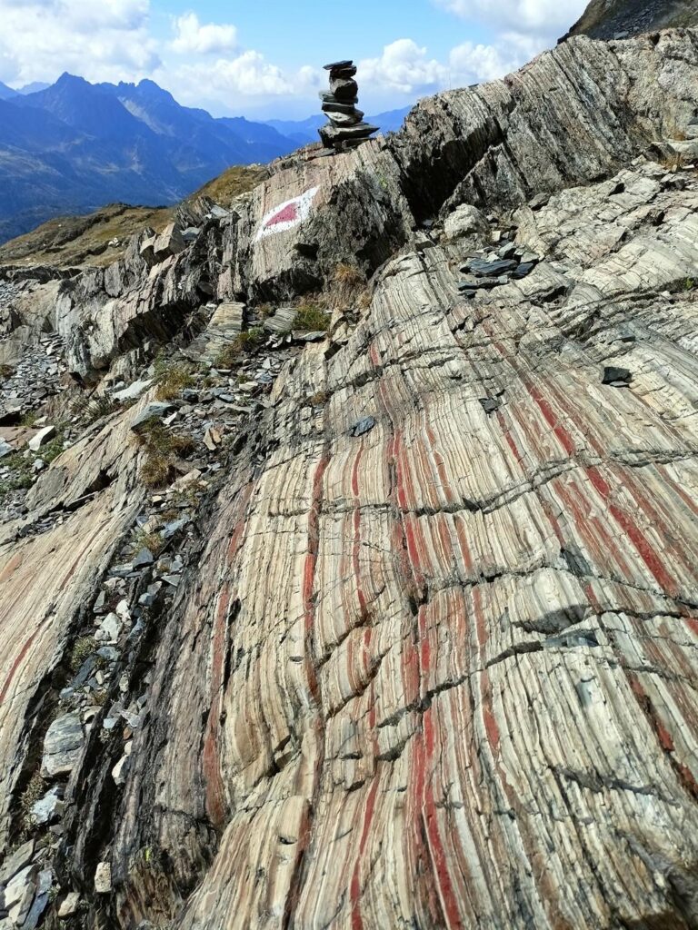 formazioni rocciose stupende: sembrano codici a barre formazioni rocciose stupende: sembrano codici a barre