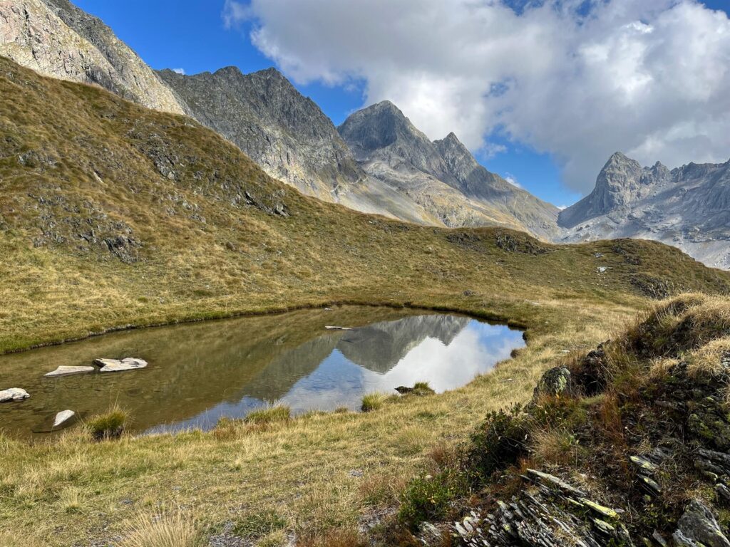 Diavolo e Diavolino si specchiano in un piccolo laghetto alpino Diavolo e Diavolino si specchiano in un piccolo laghetto alpino