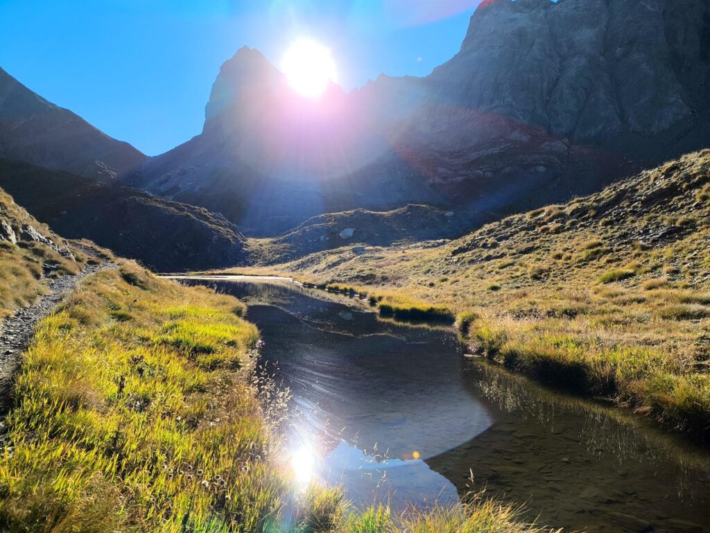 il bel laghetto allungato nella luce dorata del mattino il bel laghetto allungato nella luce dorata del mattino