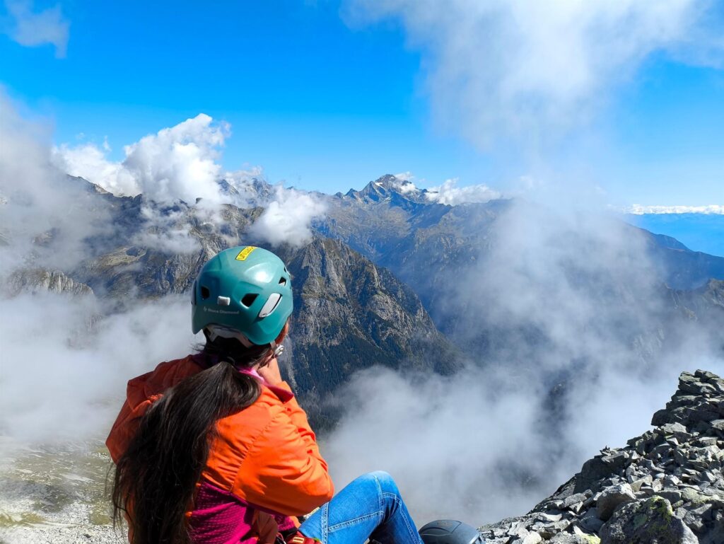 Erica in vetta con vista sul Disgrazia e il gioco di nubi