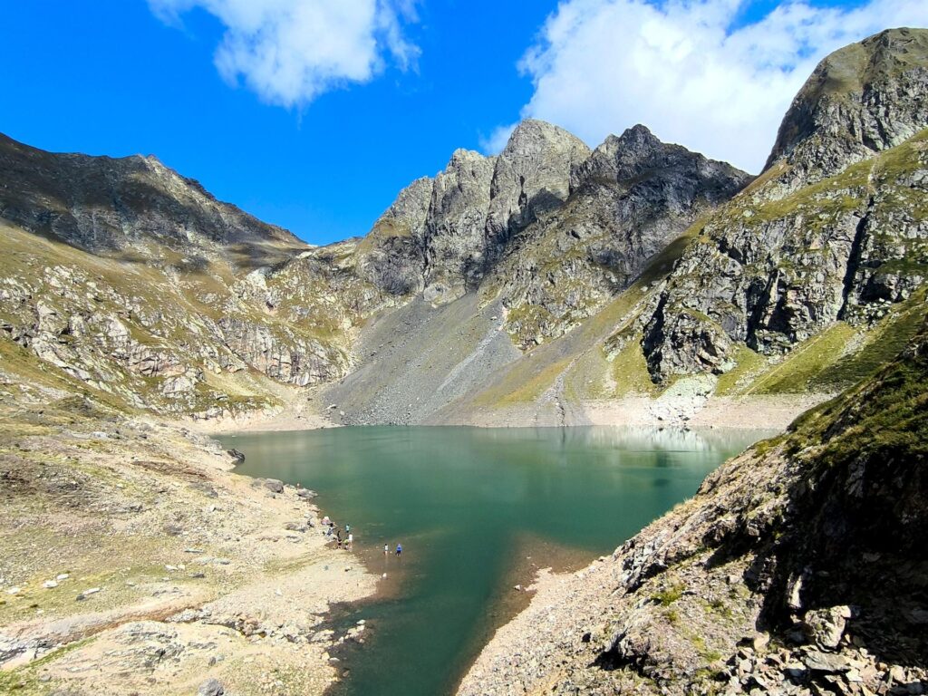 il bacino artificiale del Lago del Diavolo, con alcuni... bagnanti!!! il bacino artificiale del Lago del Diavolo, con alcuni... bagnanti!!!
